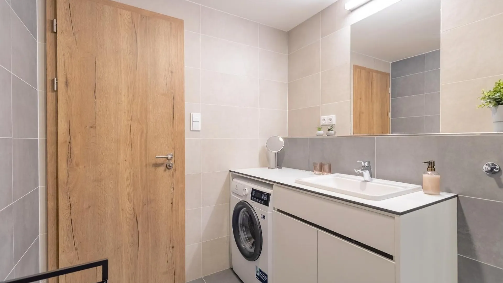 Bright 2Br - 5Th Floor, Balcony, Free Parking By Gravity Prague Διαμέρισμα