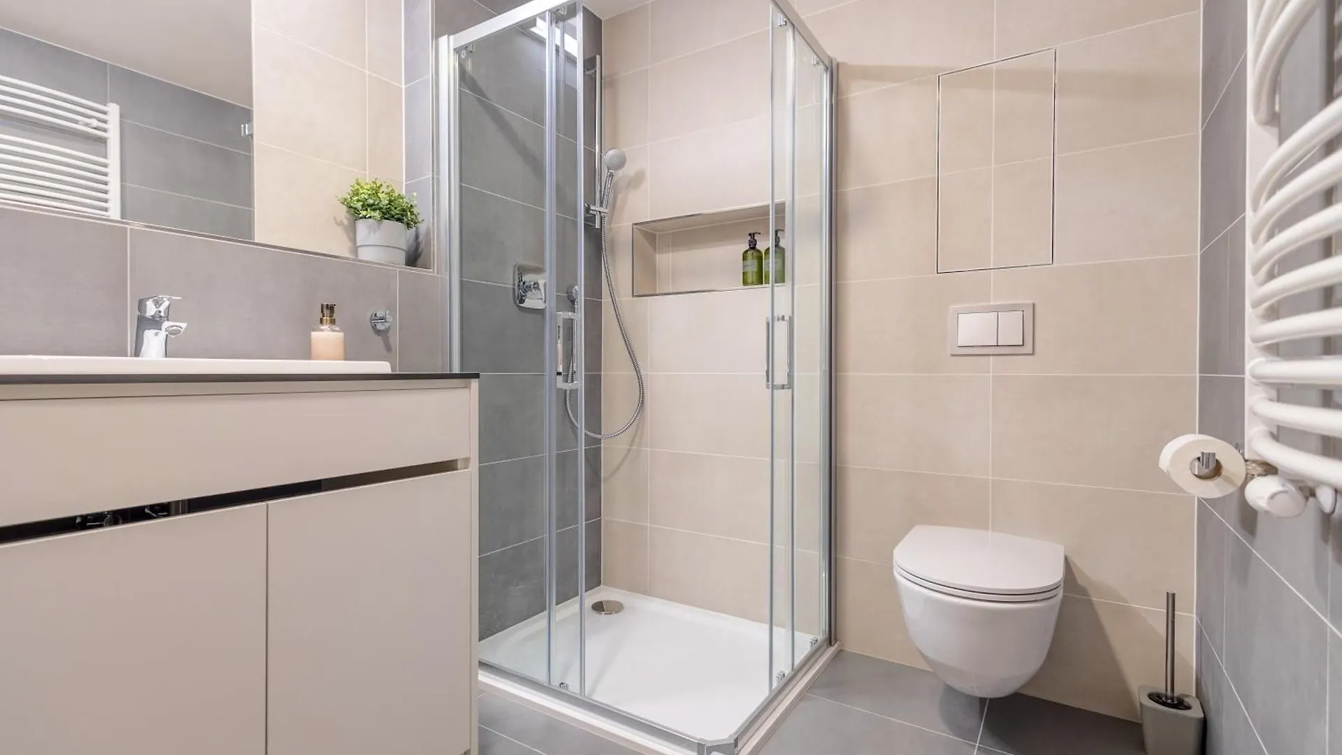 Bright 2Br - 5Th Floor, Balcony, Free Parking By Gravity Prague Διαμέρισμα
