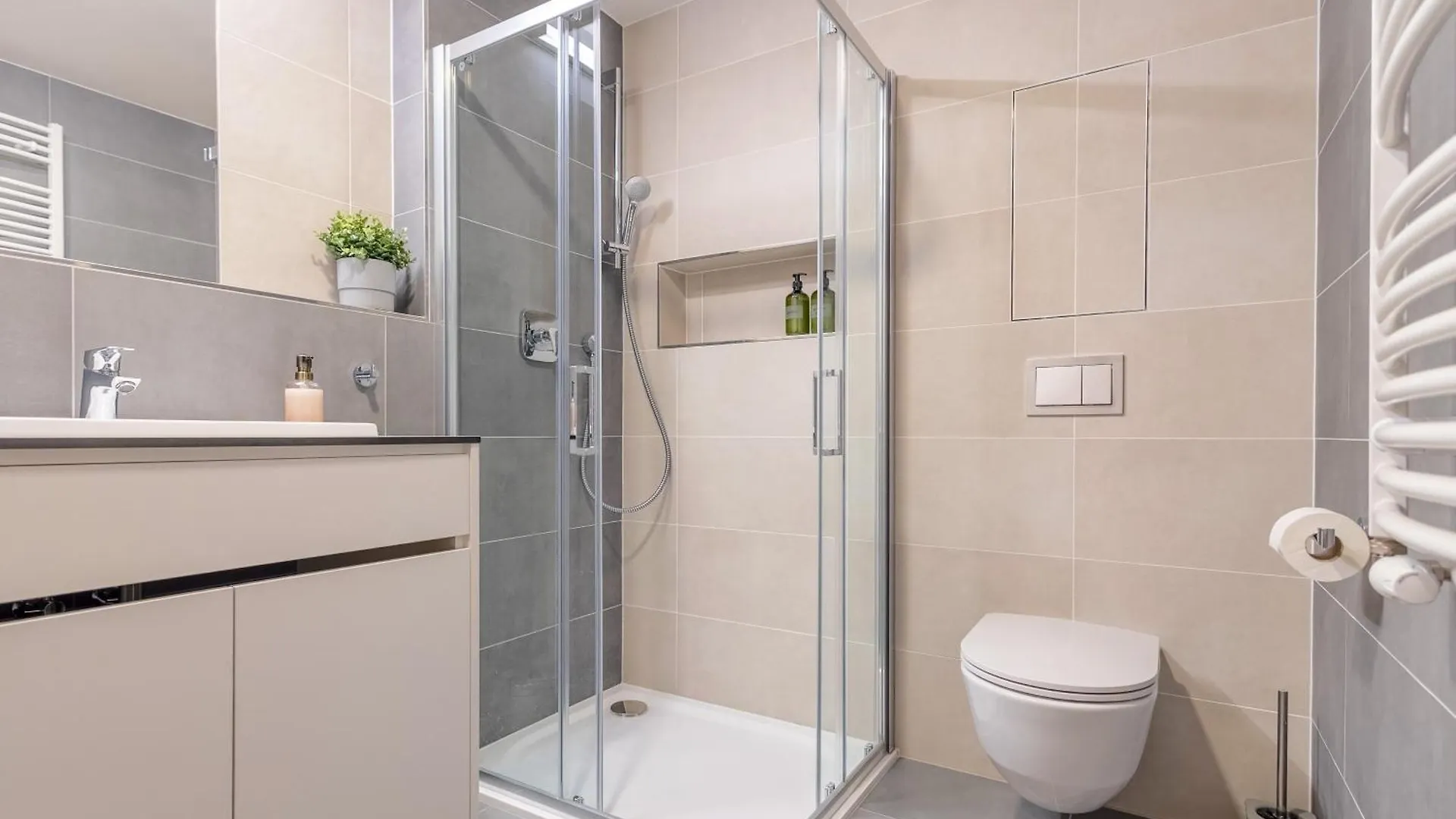Bright 2Br - 5Th Floor, Balcony, Free Parking By Gravity Prague Διαμέρισμα